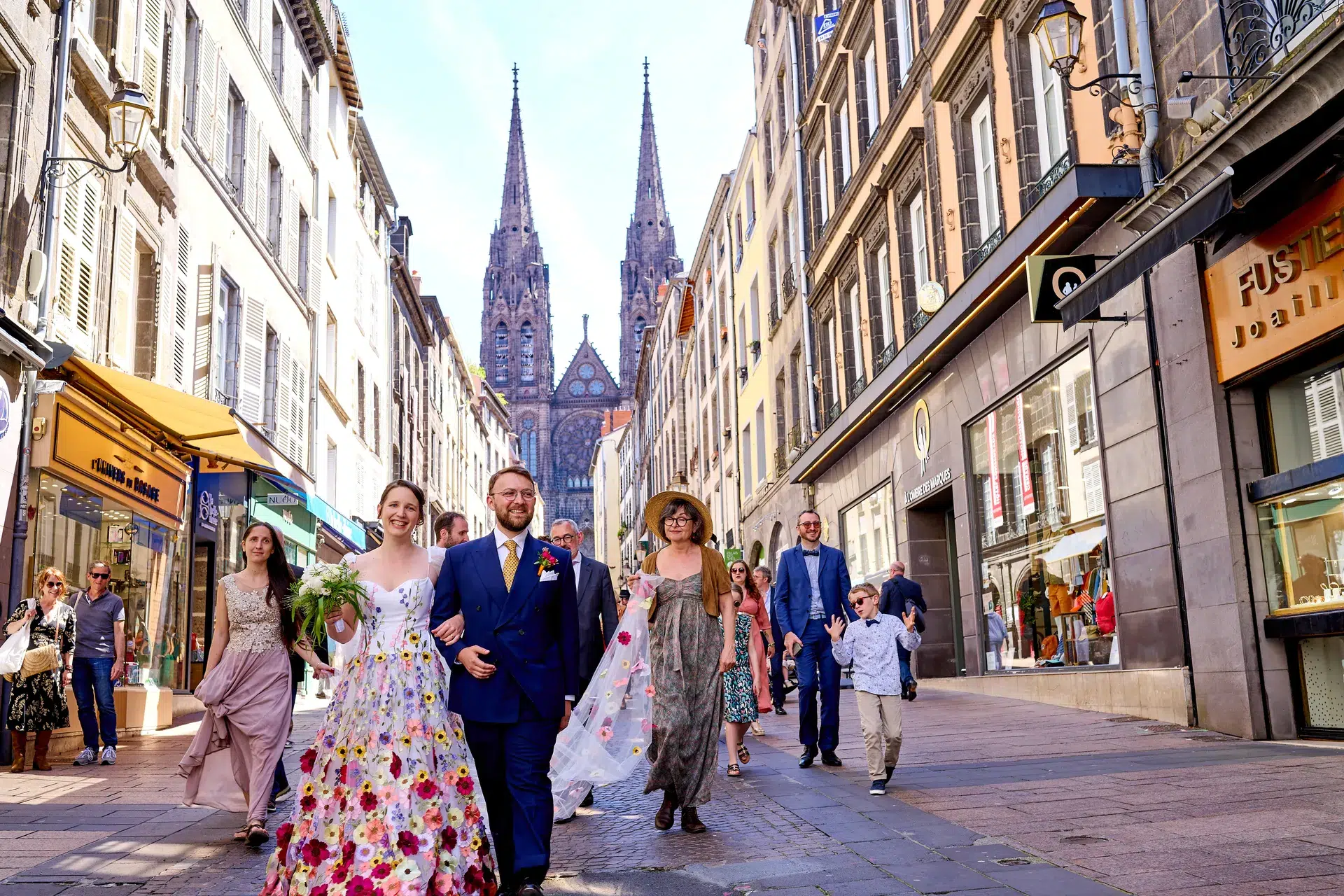 wedding photo-reportage in the streets of Clermont-Ferrand after the ceremony at the town hall