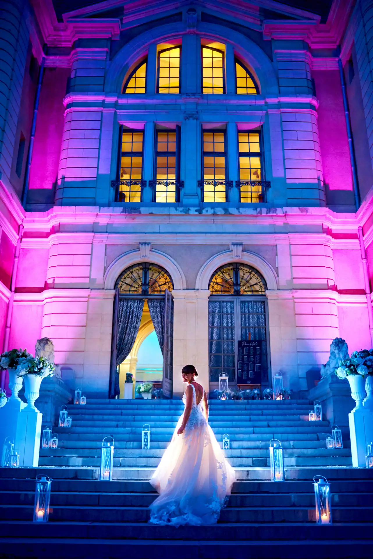 Photographe mariage paris - haut de gamme - spécialiste mariage - mariée sur les marches de nuit bougies