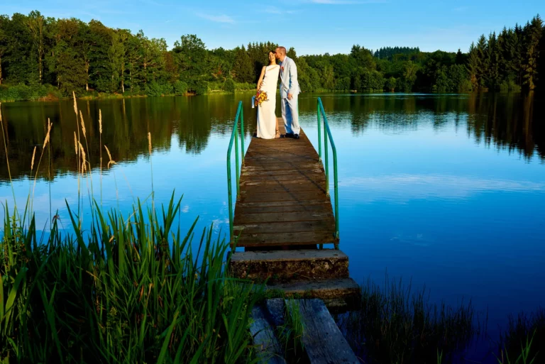 le domaine du balbuzard mariage logements insolites clermont-ferrand puy de dome auvergne - séance couple sur le ponton