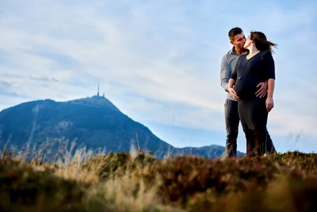 Photographe grossesse clermont-ferrand - Elodie et maxime devant le puy de dome