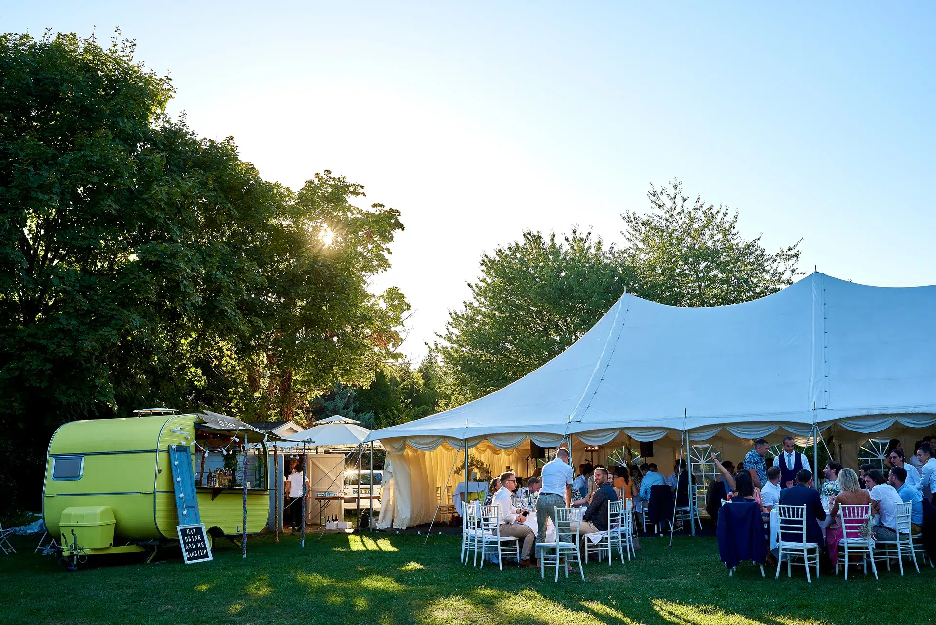 foodtruck mariage original économique avec tente de réception extérieur château