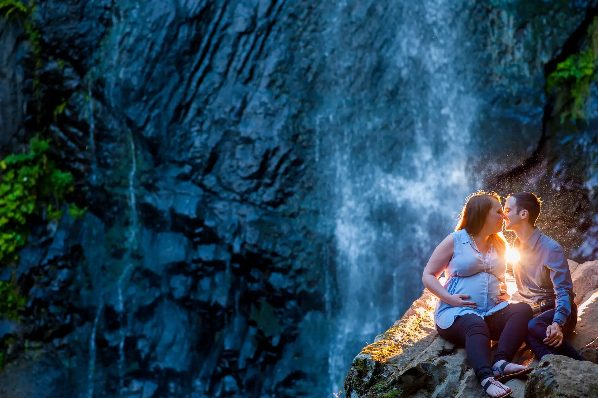 photographe grossesse clermont ferrand - séance photo couple devant la cascade du mont dore