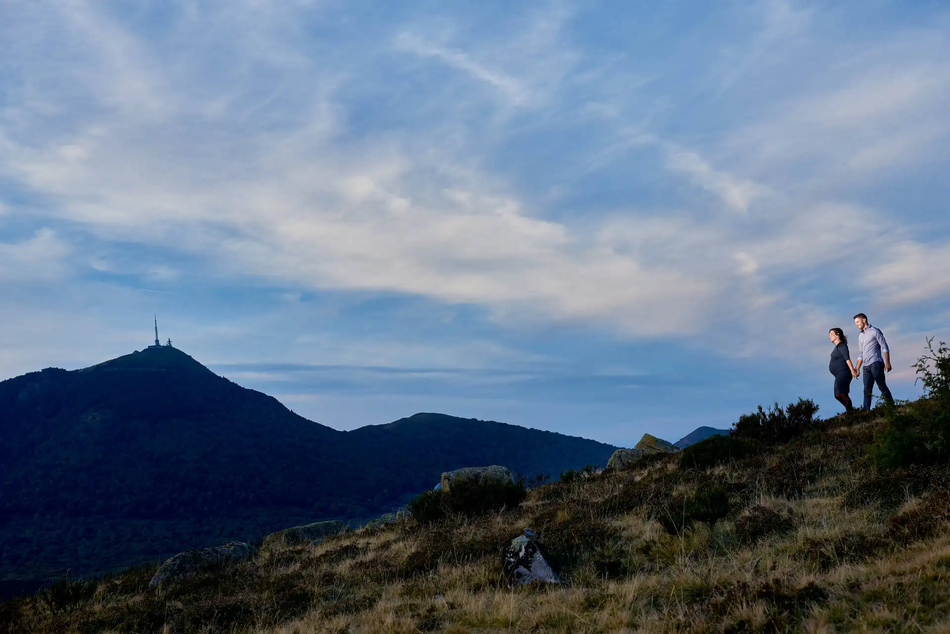 photographe grossesse clermont ferrand séance shooting photo couple devant le puy de dome en auvergne