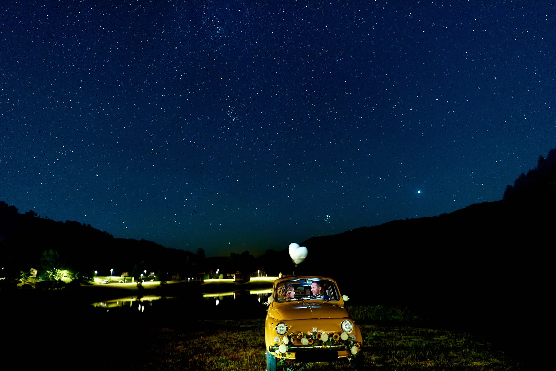 Photographe mariage Cantal - Emilie et jerome séance couple sous les étoiles dans la voiture