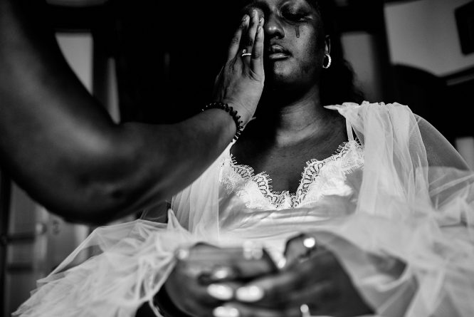 La mariée pleure pendant les préparatifs - photo mariage oriental en noir et blanc