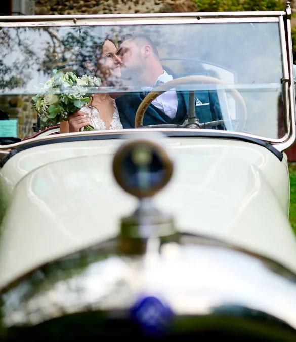 Chateau de Bois Rigaud Mariage - Photographe de mariage en Auvergne à Issoire - photo couple dans la voiture