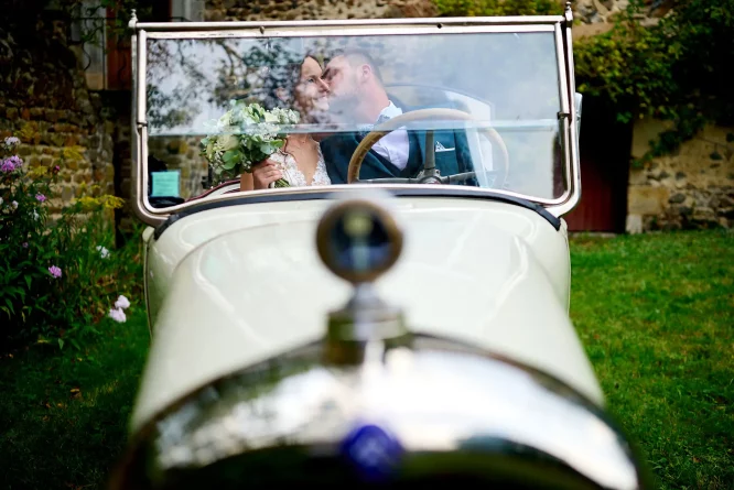 Chateau de Bois Rigaud Mariage - Photographe de mariage en Auvergne à Issoire - photo couple dans la voiture