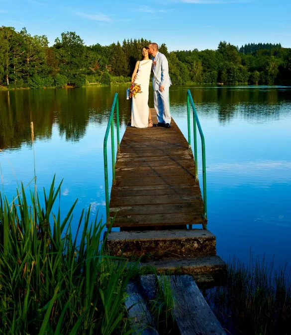 le domaine du balbuzard mariage logements insolites clermont-ferrand puy de dome auvergne - séance couple sur le ponton