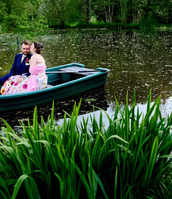 Wedding photographer Clermont-Ferrand Auvergne - Château de Miremont - bride and groom in the boat - couple session