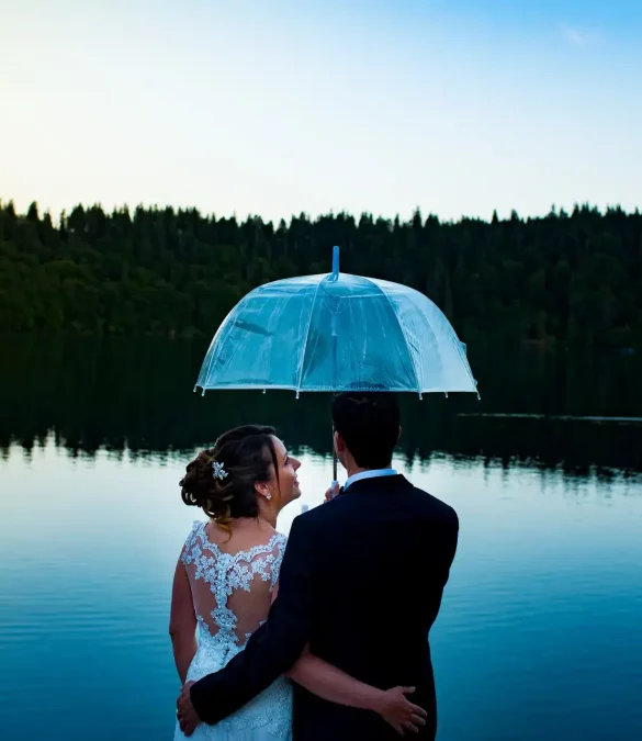 lac pavin - photo session couple umbrella - photographe clermont-ferrand day after