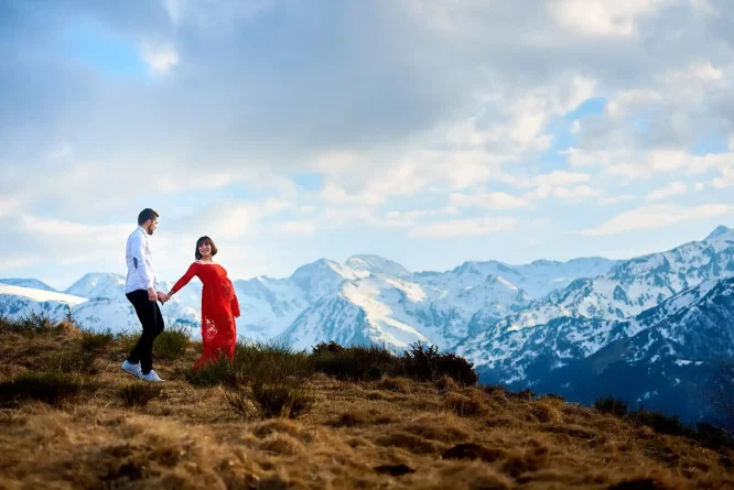 photographe grossesse clermont-ferrand séance photo dans les montagnes enneigées