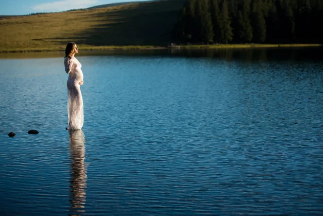 photographe clermont-ferrand grossesse au bord d'un lac - sur l'eau