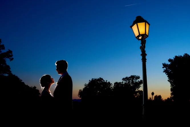 photographe clermont-ferrand mariage - séance couple lampadaire de nuit